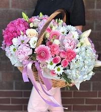 Цветочная композиция из Розы, Хризантемы, Пионы и Лизиантусы в корзине в Елани