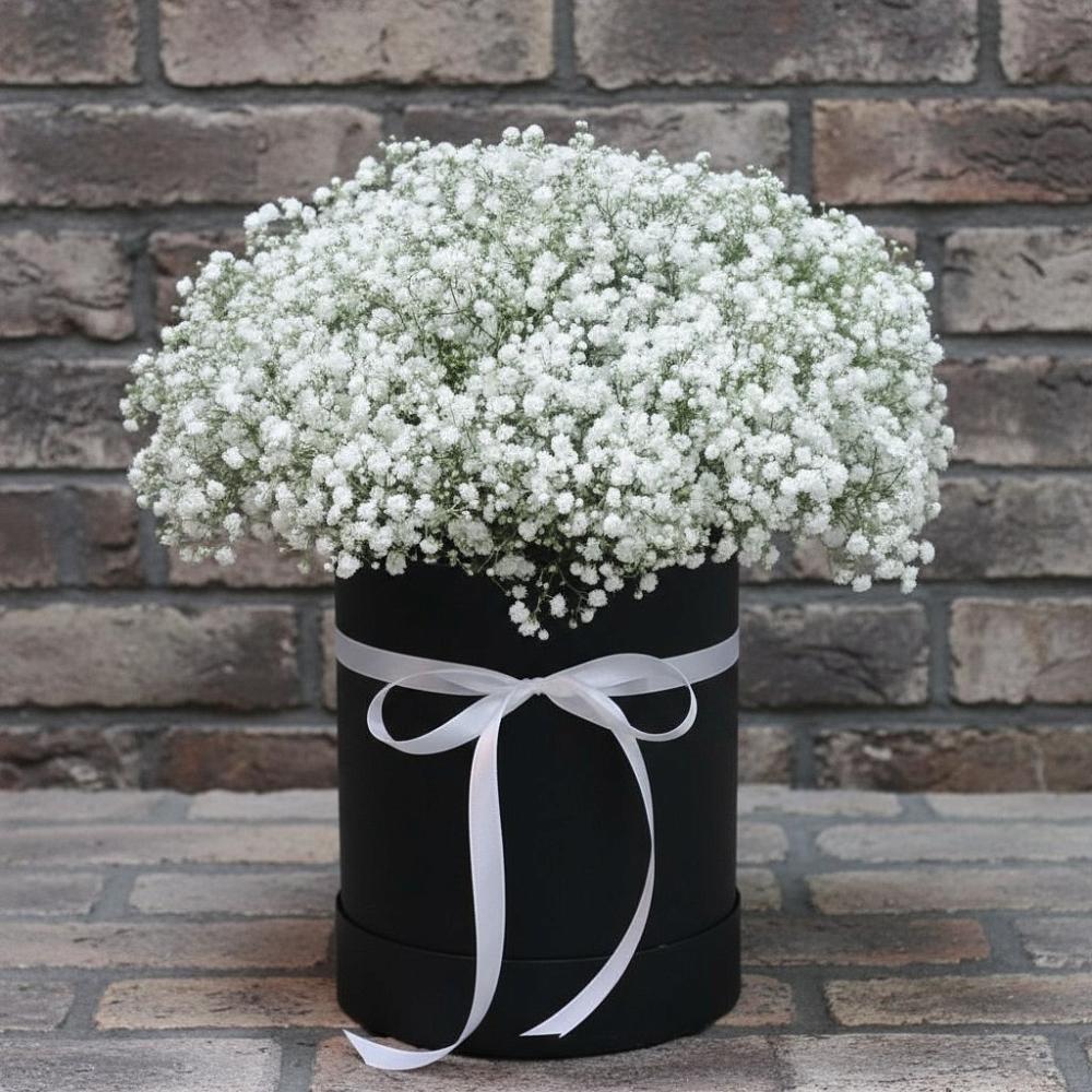 Цветочная композиция из Гипсофила в шляпной коробке в Елани