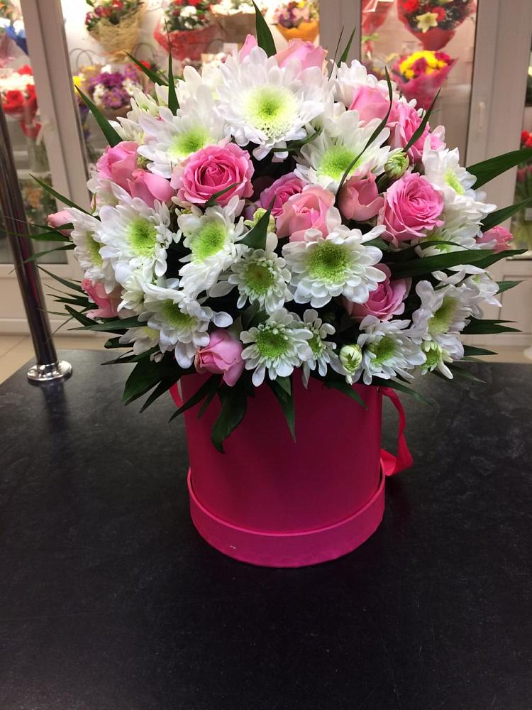 Цветочная композиция из Розы и Хризантемы в шляпной коробке в Елани